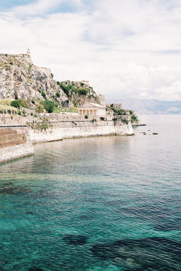 Évasion ensoleillée : vos vacances parfaites à Égine